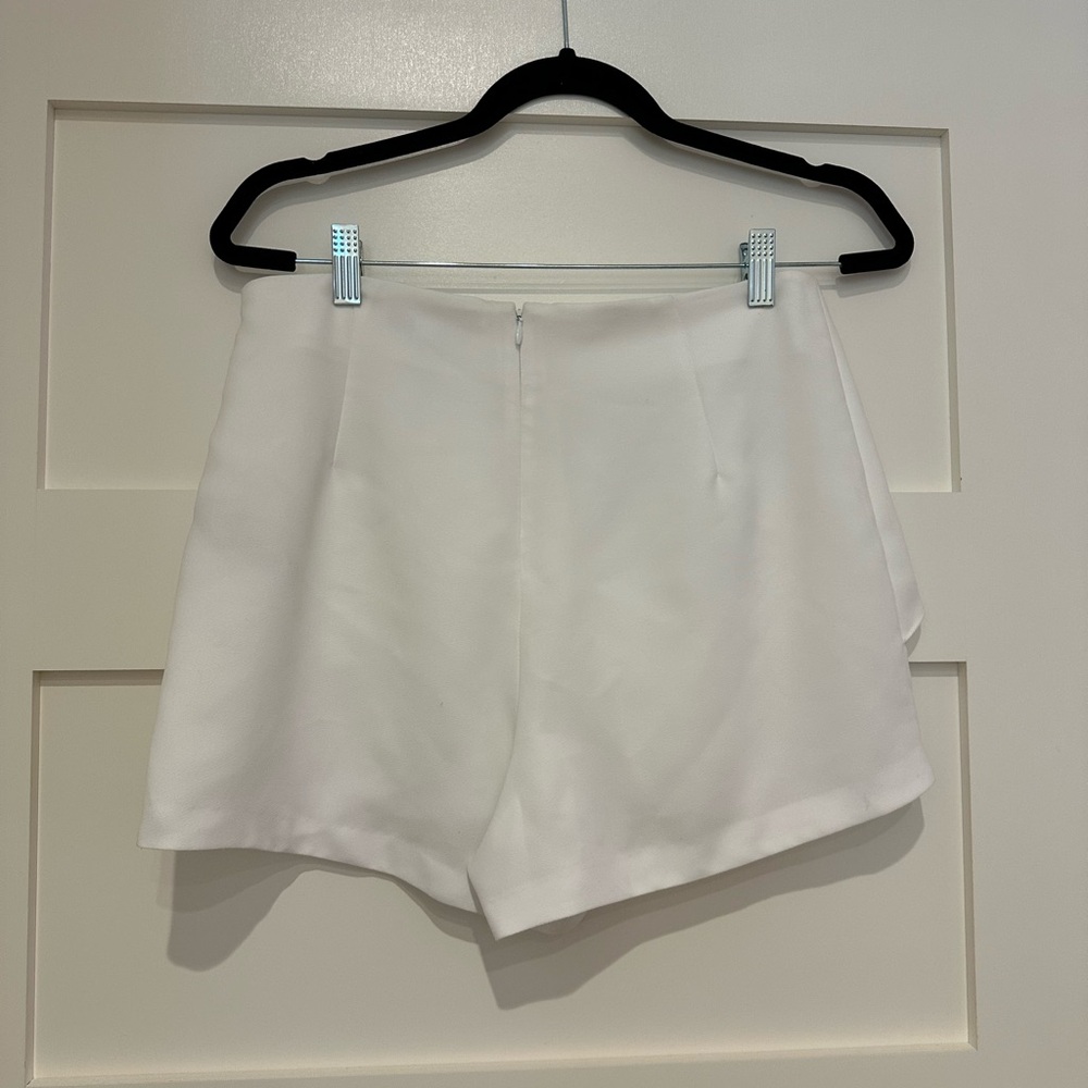 Scripted front panel flowy white shorts - Picture 3 of 3